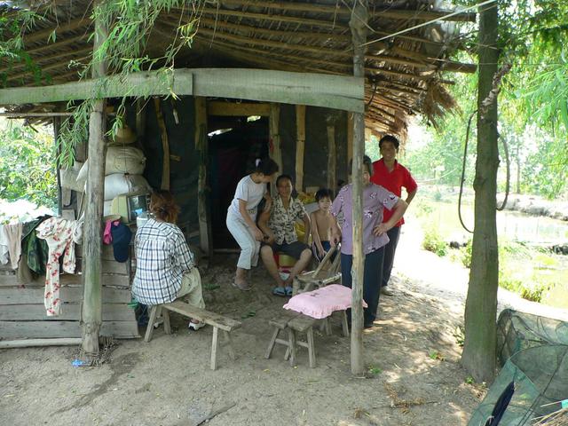 Ah Feng (left) at home of red t-shirted local (right); confluence 270 metres north.