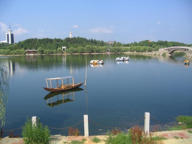 Appearances can be deceiving. This photo of the beautiful lake in the centre of Daye simply cannot convey just how awfully gut-wrenching the stench of dead fish putrefying in the hot sun really was.