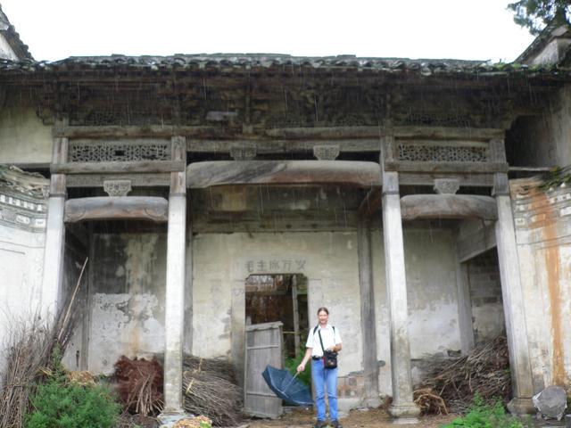 Old building on road to Fengdengdui. 'Long live Chairman Mao' above door.