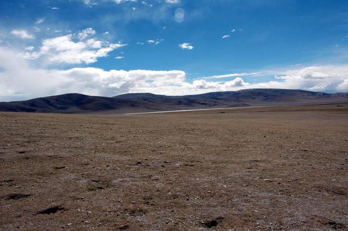 At the confluence, looking west.  Nam-tso is to the left and behind the hills.