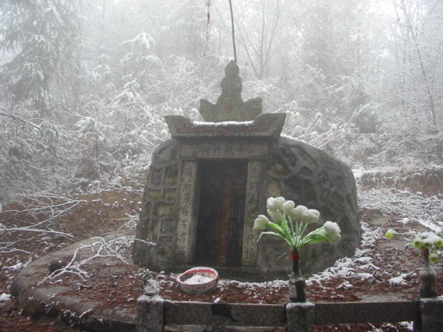 A tomb encountered on the way to the confluence.