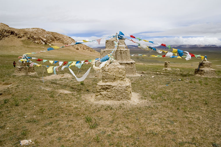 玛尼石堆和风马旗/Mani stones and prayer flags flutter