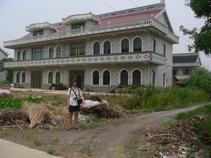 Targ and the enormous house beside the path that leads directly north to the confluence