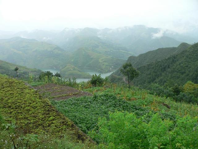 Looking east; Jinqian River below.