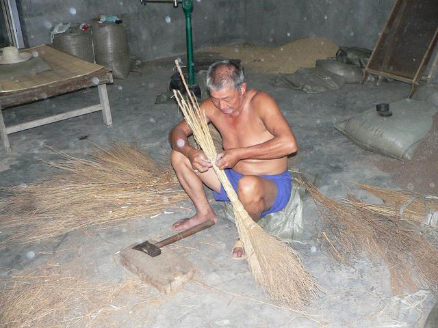 Broom making in Gupei.