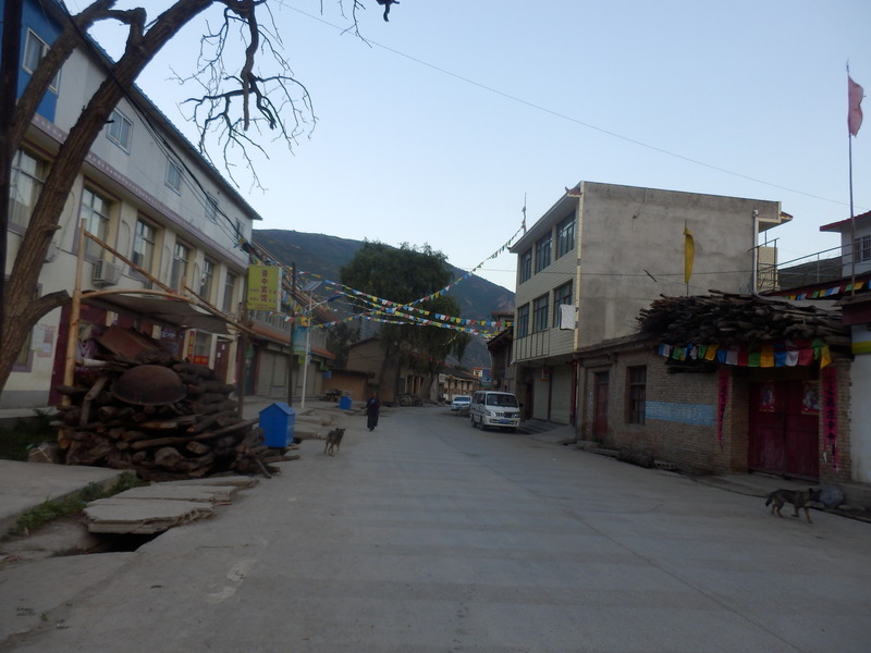 Main road in Luòdá