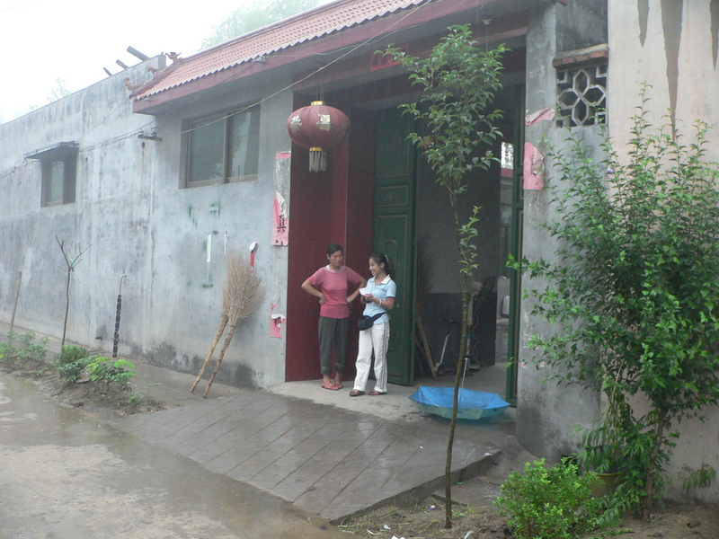 Ah Feng chatting with Mrs Mǎn