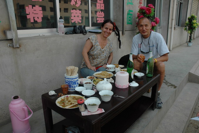 Lunch at road side for the hungry hunters