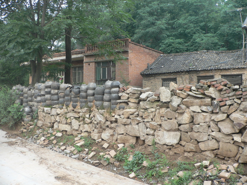 Clay pots as fence-building materials