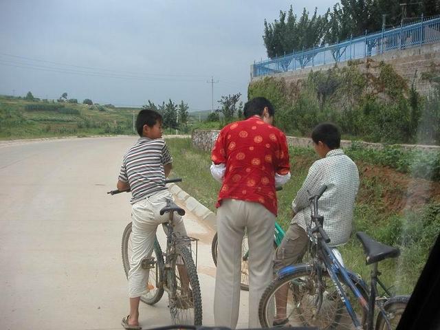 Driver asking directions from two school boys