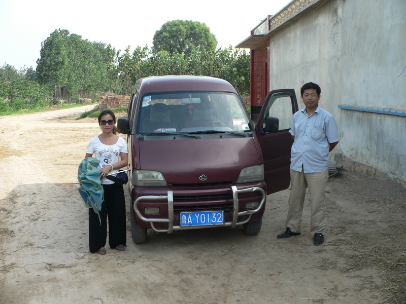 Ah Feng and our driver, next to the minivan in Hābāgōu Village