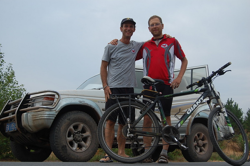 Rainer and Peter go their separate ways. Rainer onward by bike and Peter back to Chéngdū via Yínchuān. 