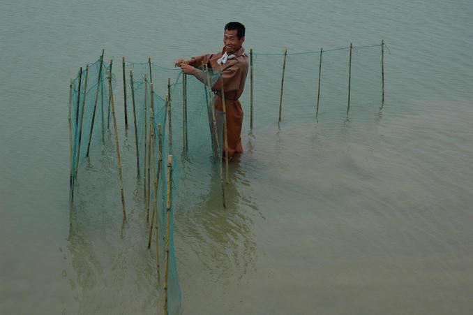 Setting up fishing net