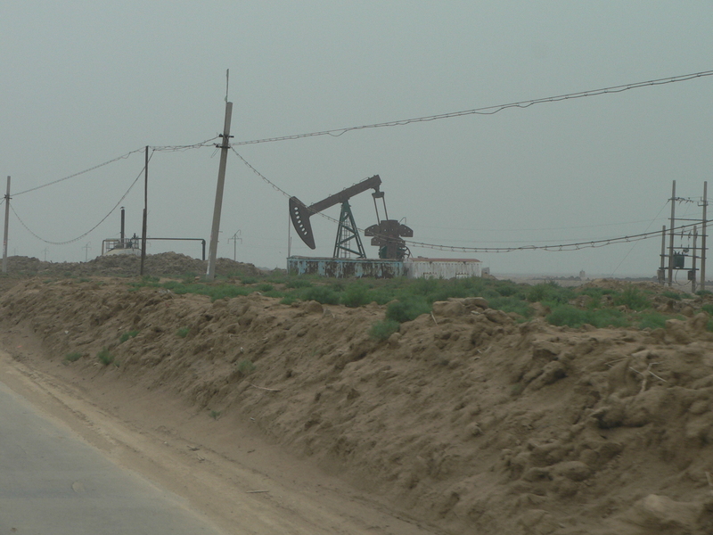 Oil well beside the main road, on the way to the confluence