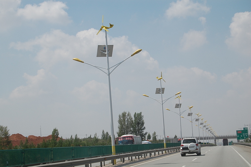 Expressway lighting using dual-source renewable power from wind and sun.