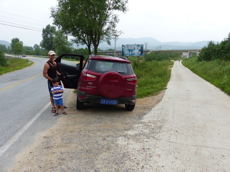 Our parking spot on the main road, 80 metres north of the confluence