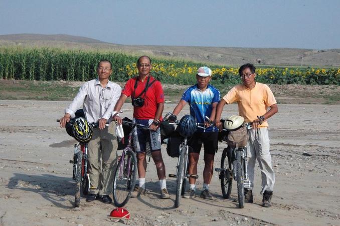 在汇交点合影，左起老于、本人、老马和老李。/ Line hunters at the CP: (from left, Lao Yu, Wang Jun, Lao Ma and Lao Li)