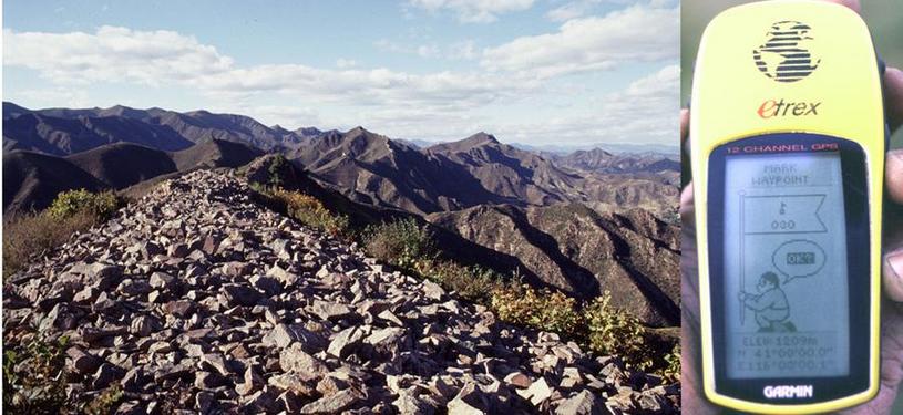 Collapsed GreatWall on the ridge/山脊上的残长城