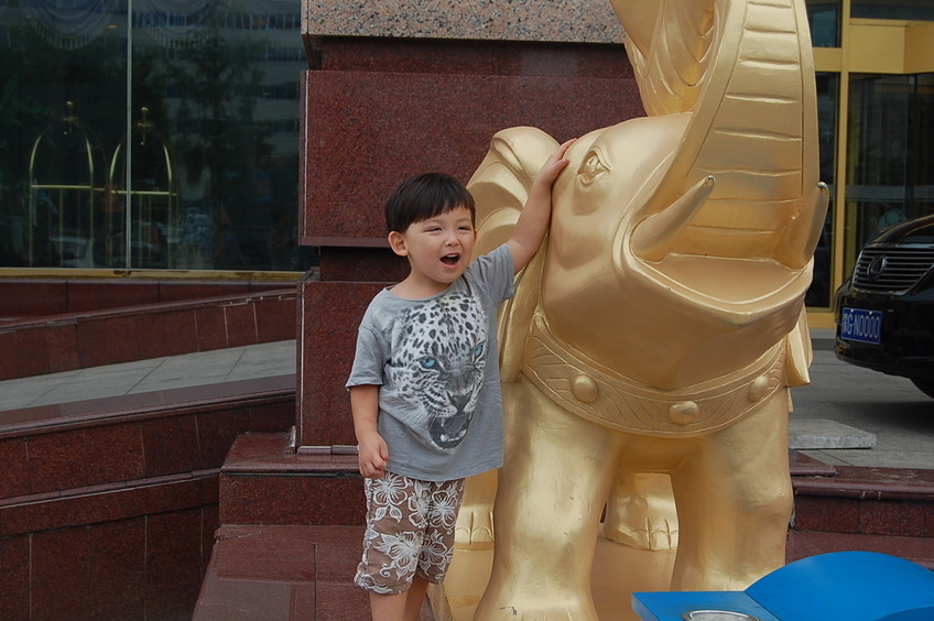 Andy with one of the golden elephants in front of the hotel