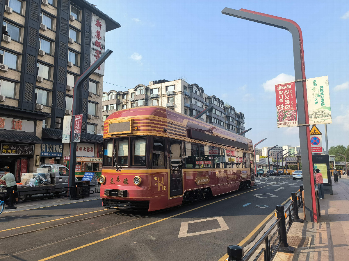 A test tram powered by hydrogen in Hongqi Street business district