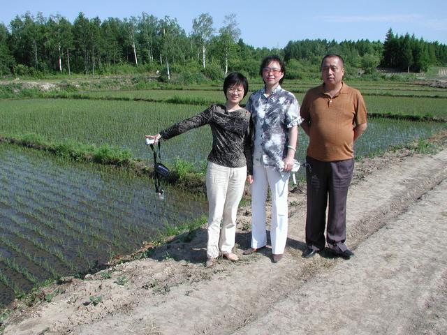 R to L - Wei Xiaoyu, and 2 first time line hunters: Zhang Yeli and Xiao Miao