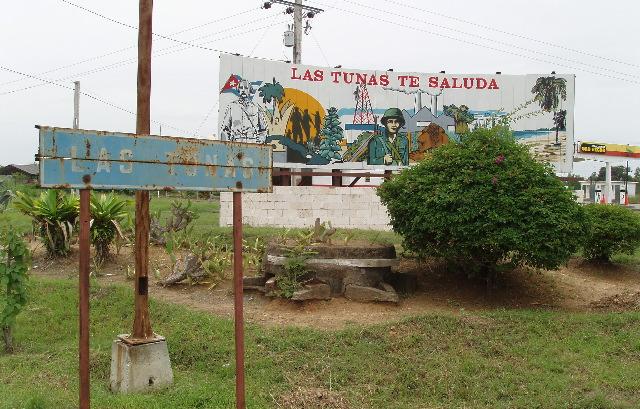 Revolutionary piece of art at the crossroads where we left Carretera Central