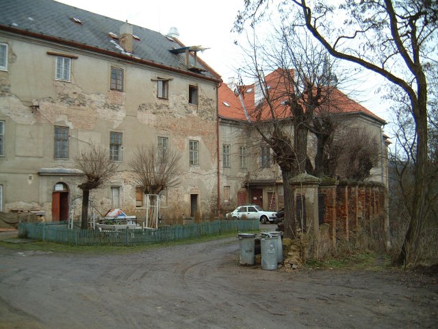 The entrance to Nižbor Chateau from the top of the hill.