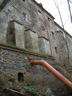 #1: The back of Nižbor Chateau showing the drain pipe that cuts through N50E14.