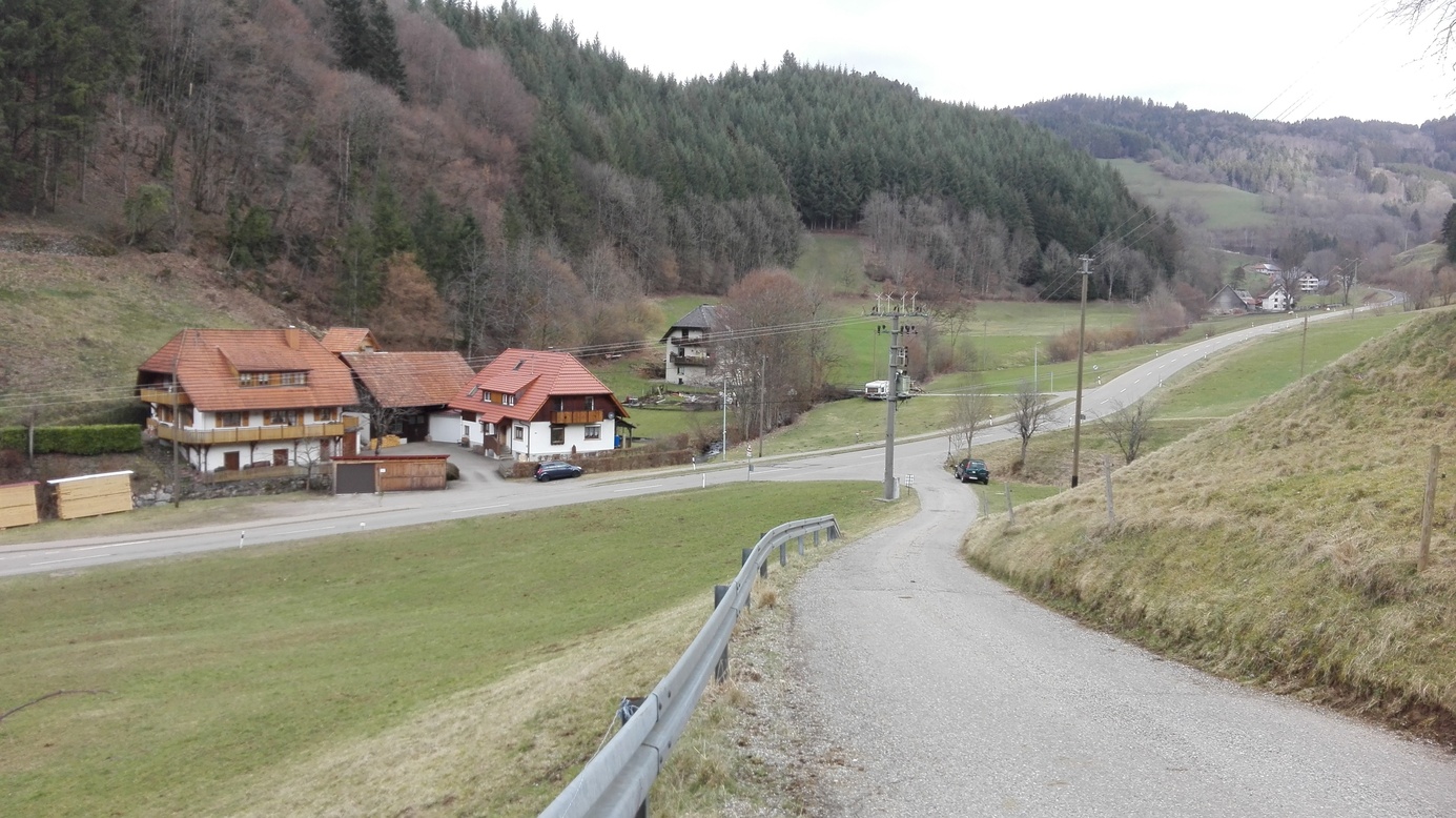 View of the main road (L127) close to the CP