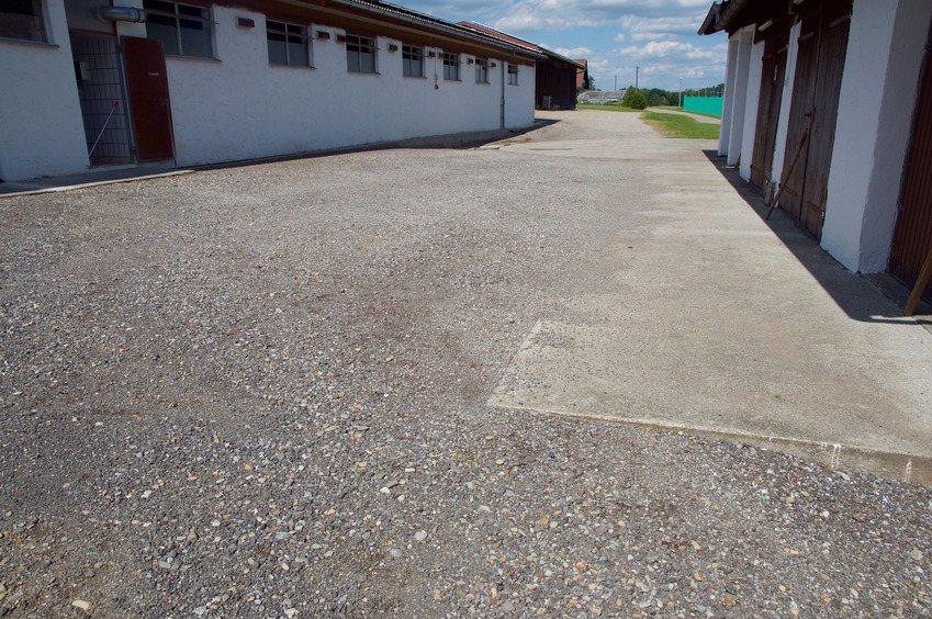 The confluence point lies on a driveway among farm buildings