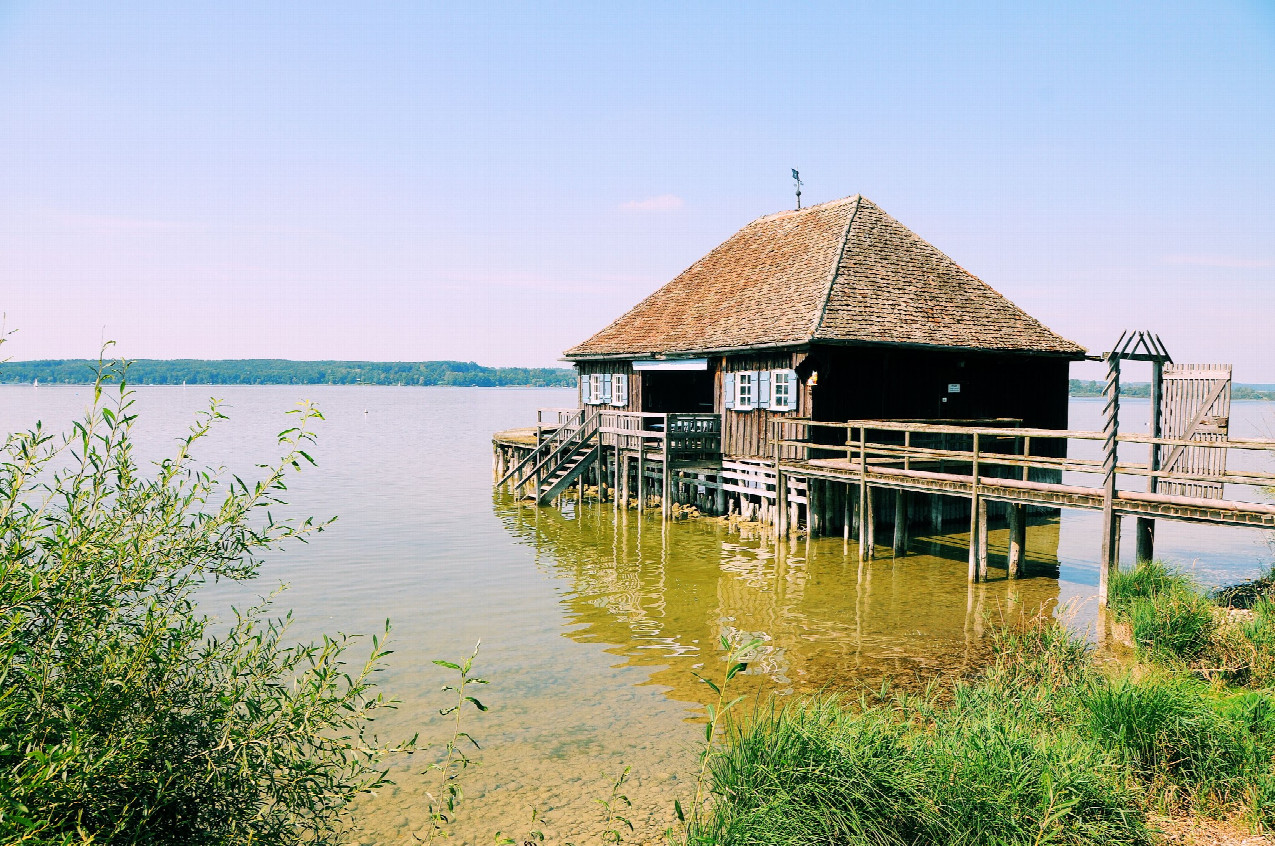 Wie die Urureinwohner auch schon auf Pfählen ins Wasser