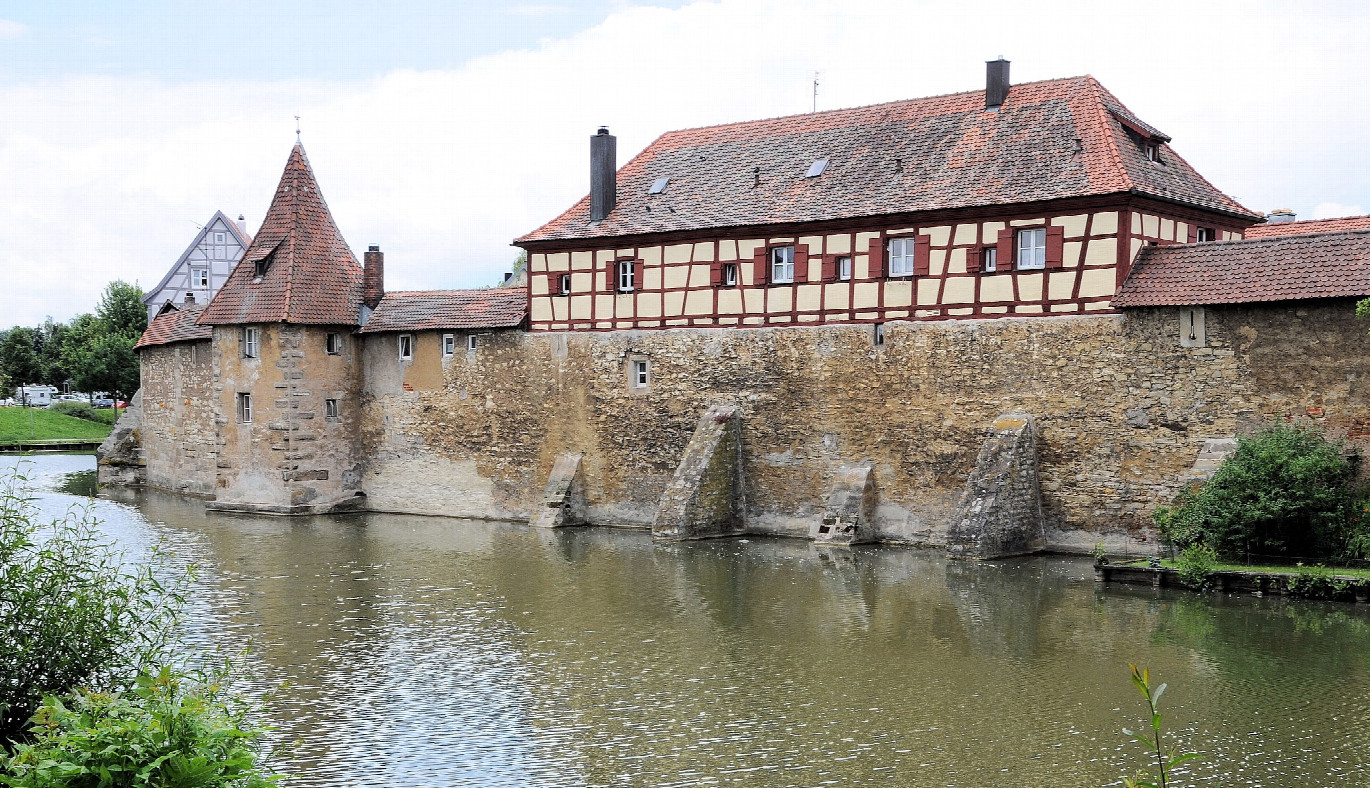 Intakte Stadtmauer in Franken