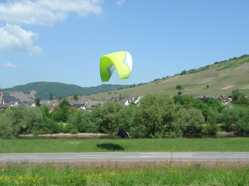 Fly Point Personal Landing between Mosel and Street. Gleitschirmfliegen am Moselufer - Die besondere Herausforderung !