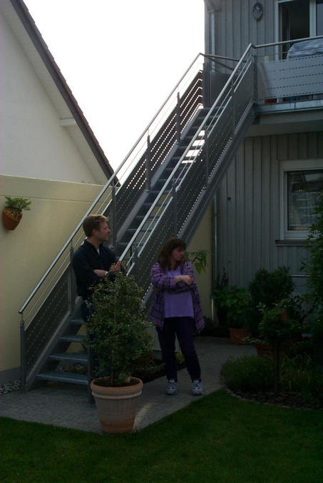 The landowner and Renate talking some GPS-talk / Der Landbesitzer und Renate beim fachsimpeln über das GPS