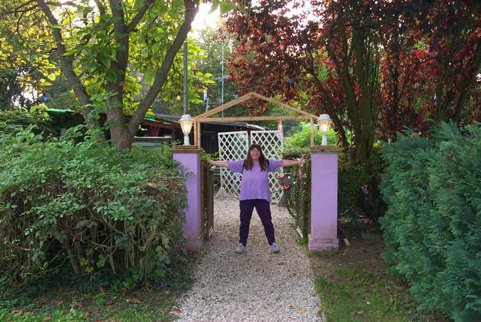 Renate entering the "Biergarten" / Renate auf dem Weg in den Biergarten