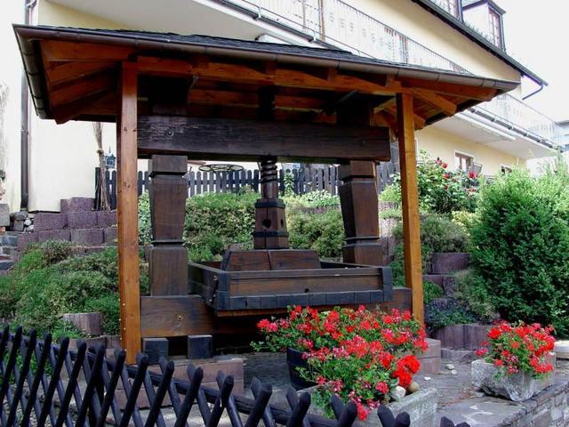 Old historic wine press / Alte historische Weinpresse