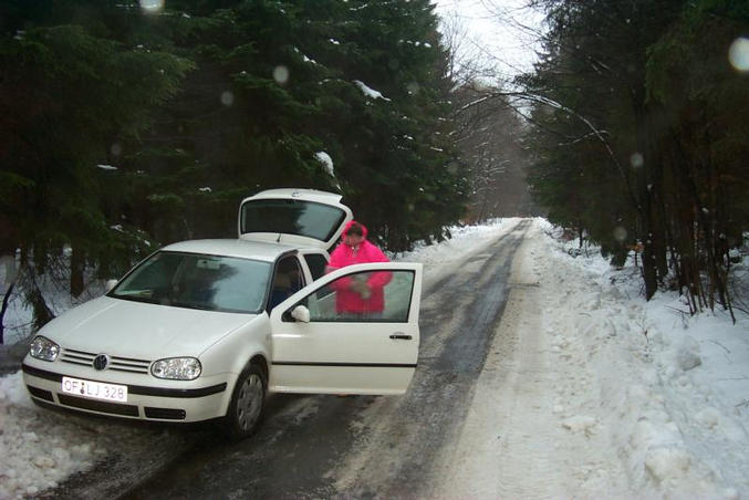 Renate leaving the car / Renate verlässt das Auto