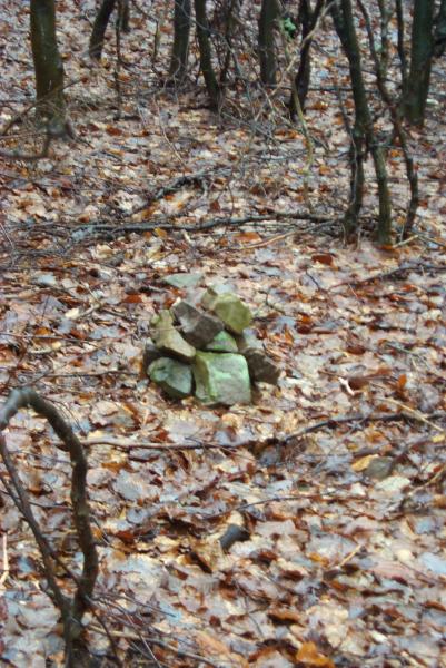 The marker left by the first visitor / die vom ersten Besucher errichtete Markierung