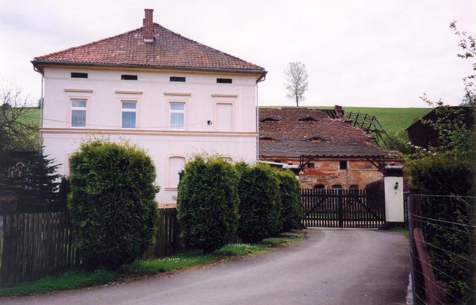 View of the nearby farm (towards S)