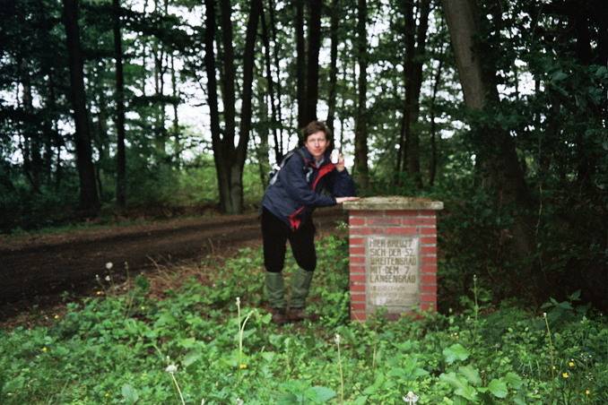 At the confluence monument (ca. 200m away from the confluence)