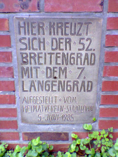 Hier kreuzt sich der 52. Breitengrad mit dem 7. Längengrad. Aufgestellt vom Heimatverein Stadtlohn. 9. Juni 1985