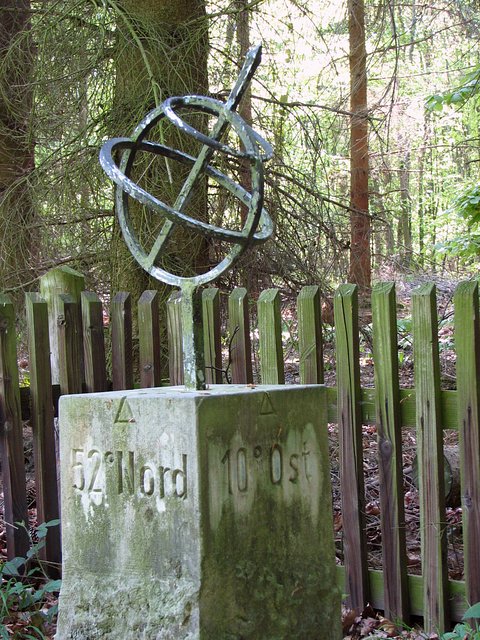 The confluence monument, placed 202 m SSW of the WGS84, and about 30 m S of the Potsdam degree confluence