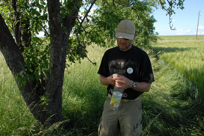 Mathias with the cache / Mathias am Cache