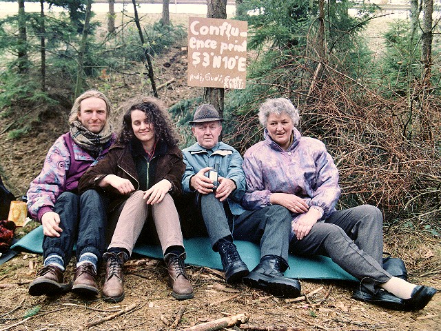 insolating-mat-group-photo, CP view W, embankment of the bridge on upper picture border
