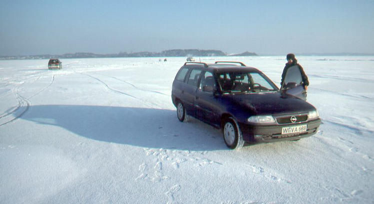 Arriving with a not too heavy rental car on ice-camp, view N