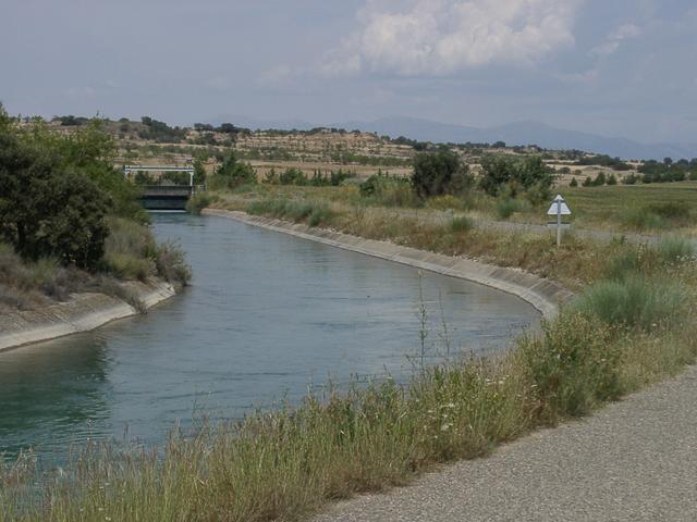 Irrigation canal / Canal de riego