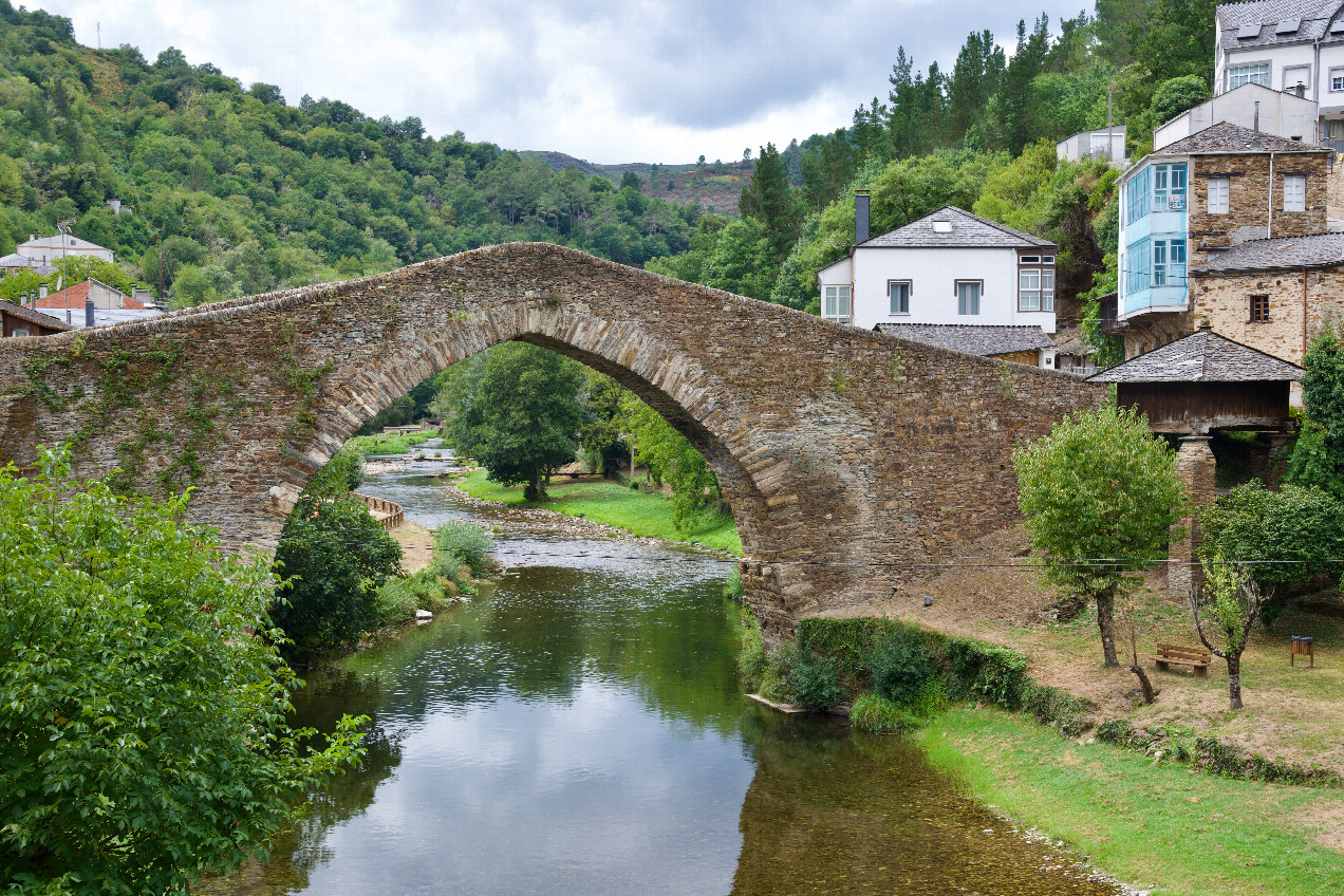 The photogenic medieval bridge at nearby Navia de Suarna