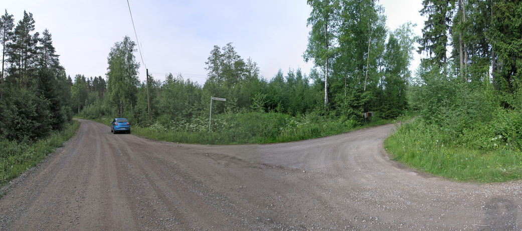 The road junction where I parked, 94 m from the confluence