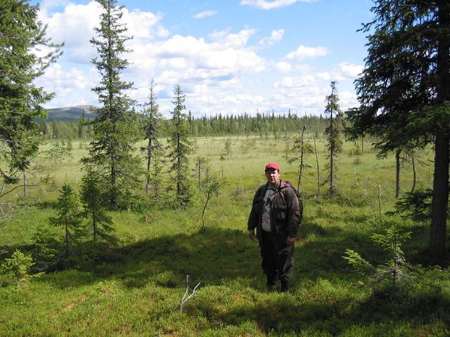 Jyrki Huhtaniska crossing the open swamp