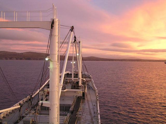 Our ship in the Berkeley Sound/Bahía de la Anunciación